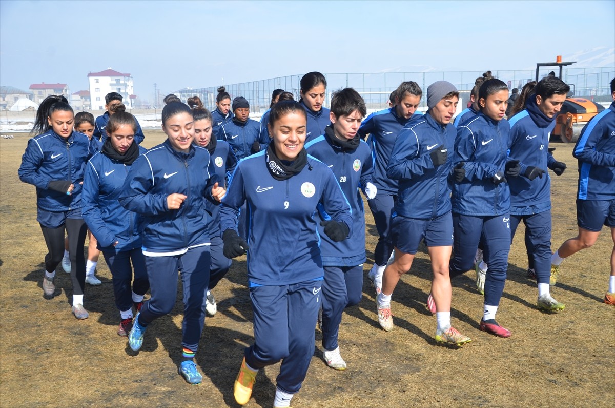 Türkiye Futbol Federasyonu Kadınlar 1. Ligi'nde mücadele eden Yüksekovaspor'un kaptanı 30...