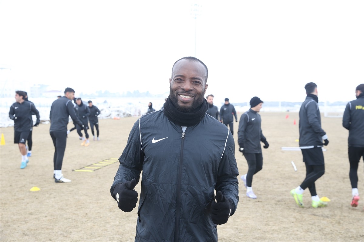 Türkiye Futbol Federasyonu Nesine 3. Ligi'nde mücadele eden Muşspor, transfer ettiği Nijeryalı...