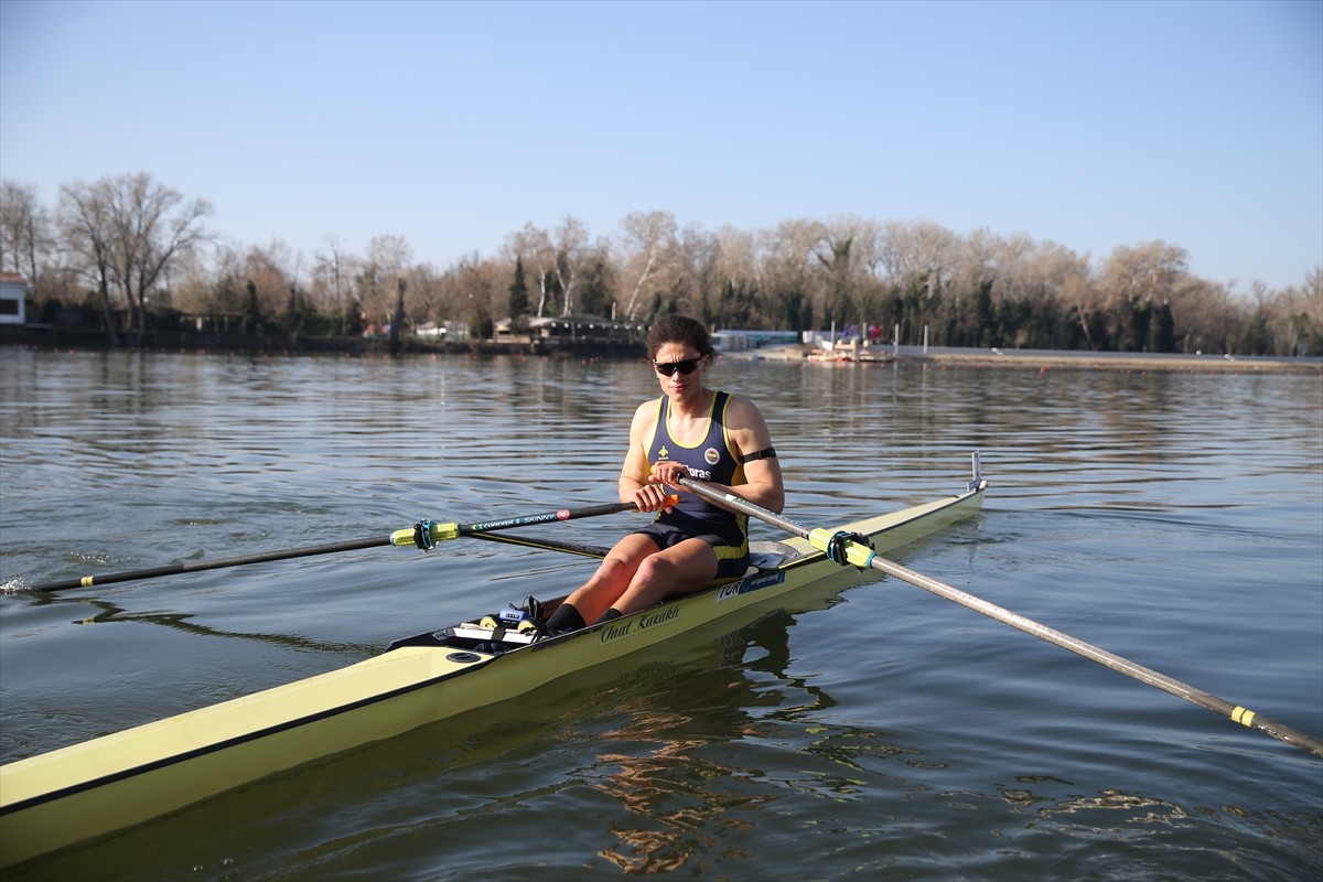 Türkiye Kürek Şampiyonası'nda üç altın madalya kazanan Fenerbahçeli milli kürekçi Cevdet Ege...
