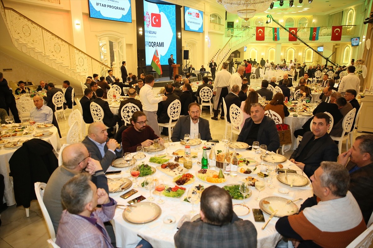 Türkiye Mezunu İş insanları ve aydınları Platformu Bakü’de iftar programı düzenledi.  Platformun...