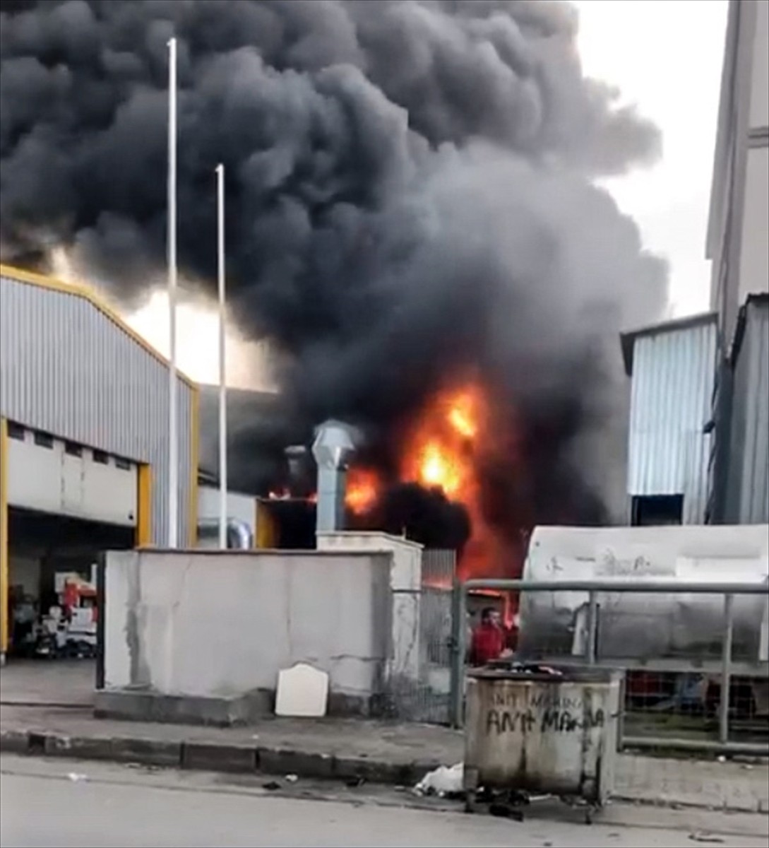 Tuzla'da kimyasal madde üretimi yapan fabrikanın dış bölümünde paletlerin olduğu alanda çıkan...