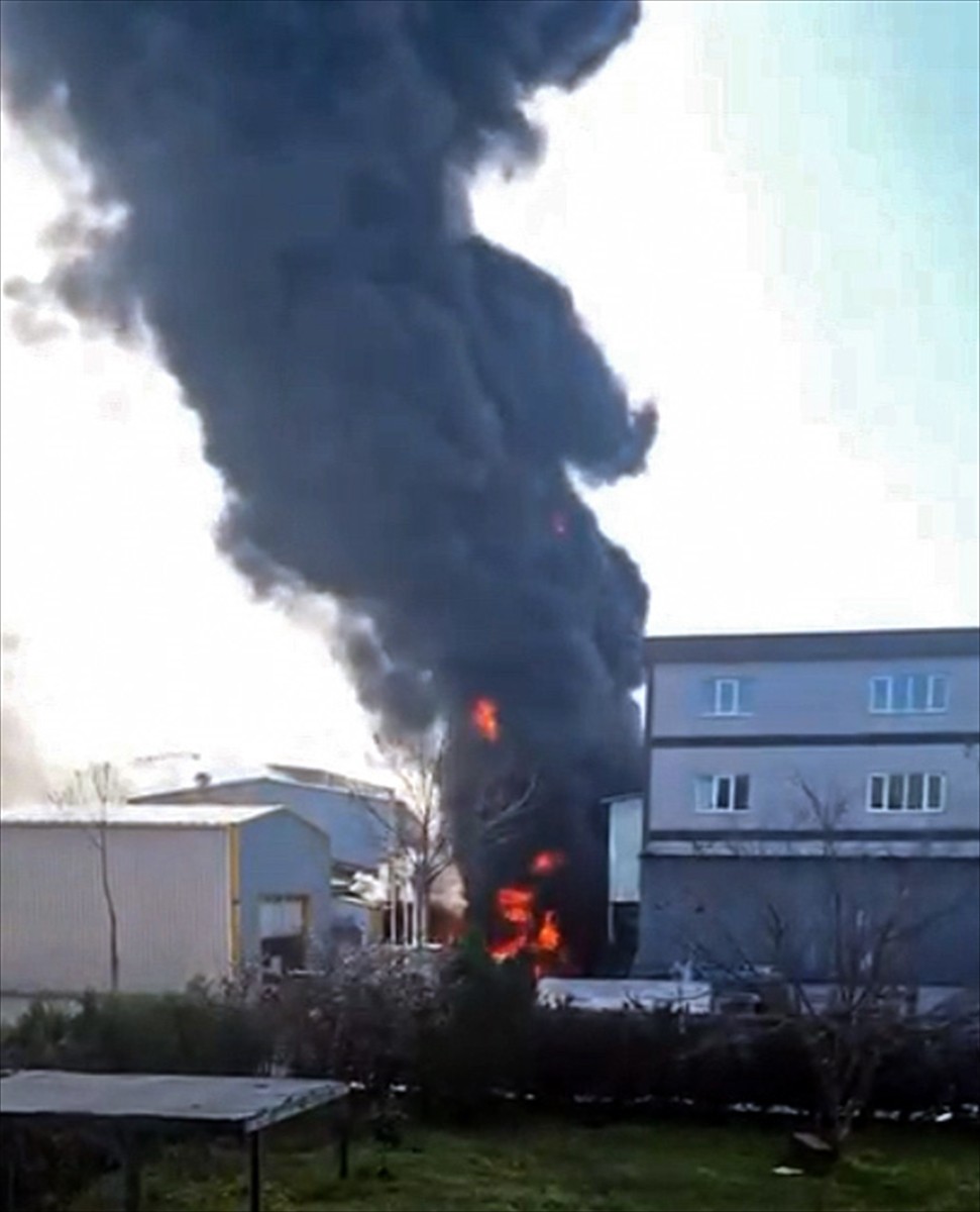 Tuzla'da kimyasal madde üretimi yapan fabrikanın dış bölümünde paletlerin olduğu alanda çıkan...