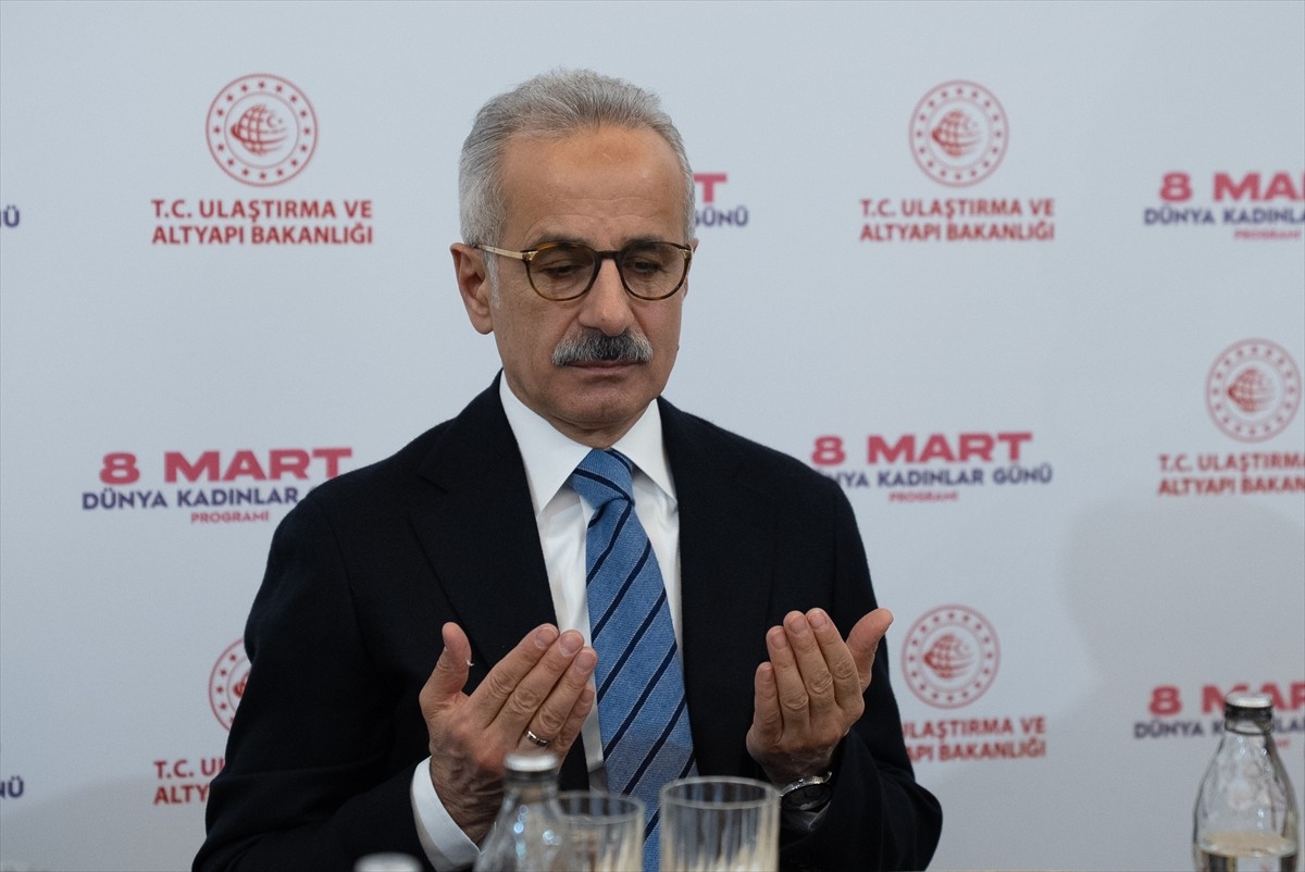 Ulaştırma ve Altyapı Bakanı Abdulkadir Uraloğlu, Bakanlıkta çalışan kadın personelle iftarda bir...