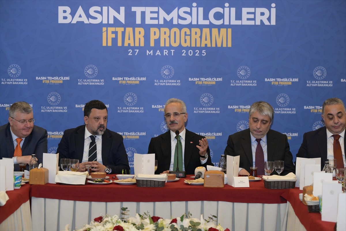 Ulaştırma ve Altyapı Bakanı Abdulkadir Uraloğlu, basın mensuplarıyla bir araya gelerek, Suriye ile...