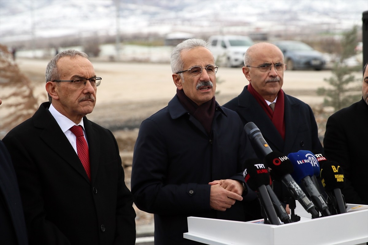 Ulaştırma ve Altyapı Bakanı Abdulkadir Uraloğlu, bir dizi ziyaret için geldiği Malatya'da İkizce...