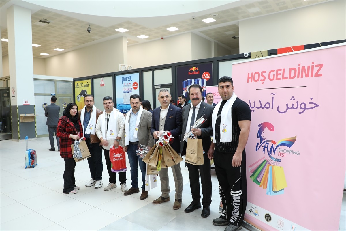 Ülkelerindeki nevruz tatilini Türkiye'de geçirmek isteyen İranlılar, Van'ın Saray ilçesindeki...