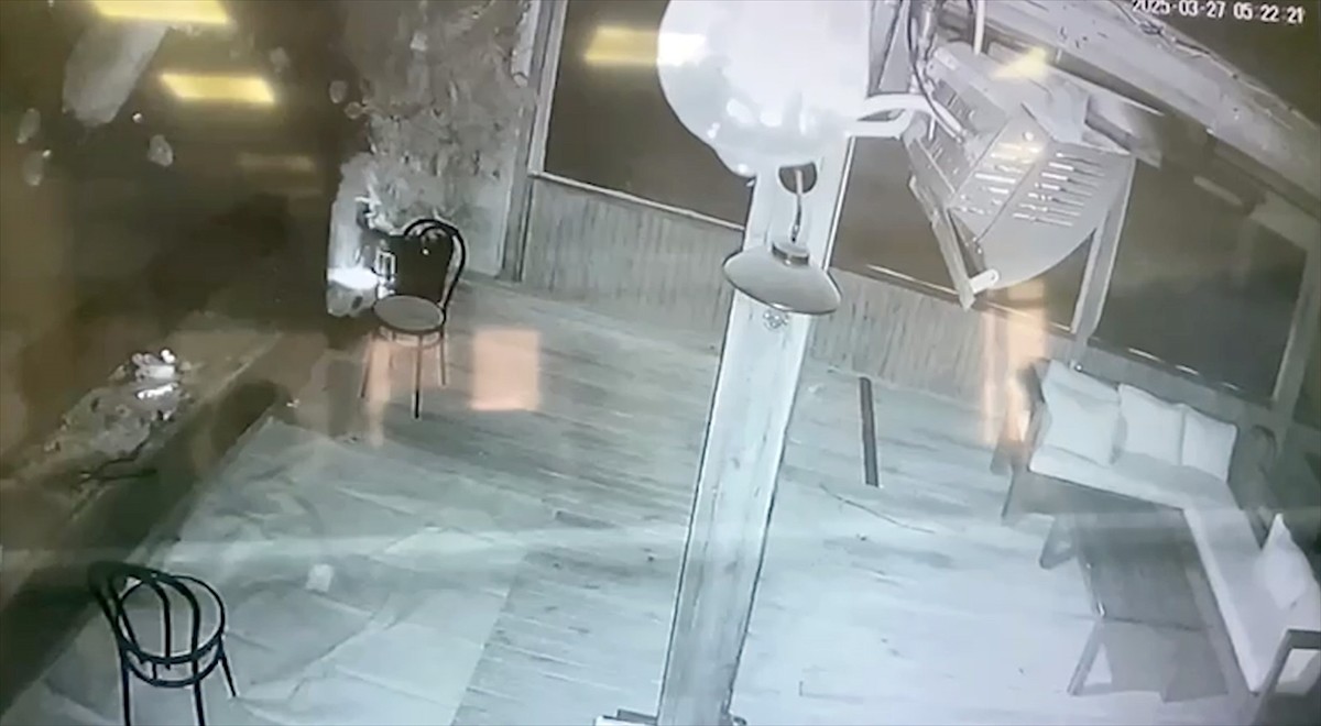 Uludağ'da milli kayakçı Berkin Usta ve eski milli kayakçı babası Yahya Usta'nın hayatını...