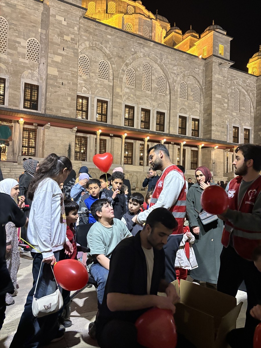 Uluslararası Genç Derneği bünyesinde faaliyetler yürüten "Genç Gönüllüler" ramazan ayının...