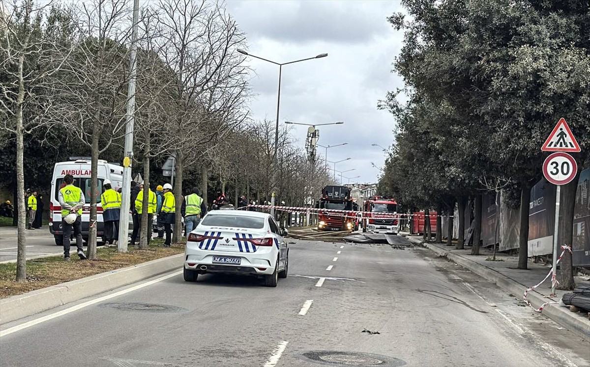 Ümraniye Atakent Mahallesi Akdeniz Caddesi'ndeki 7 katlı bina inşaatının 5. katındaki iskelenin...