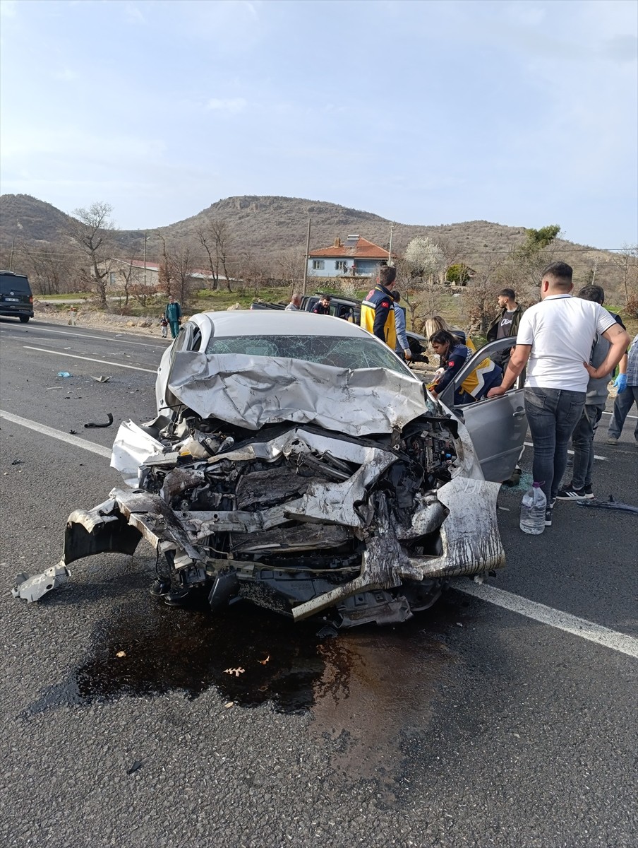 Uşak'ın Ulubey ilçesinde pikapla otomobilin çarpıştığı kazada 1 kişi öldü, 2 kişi...