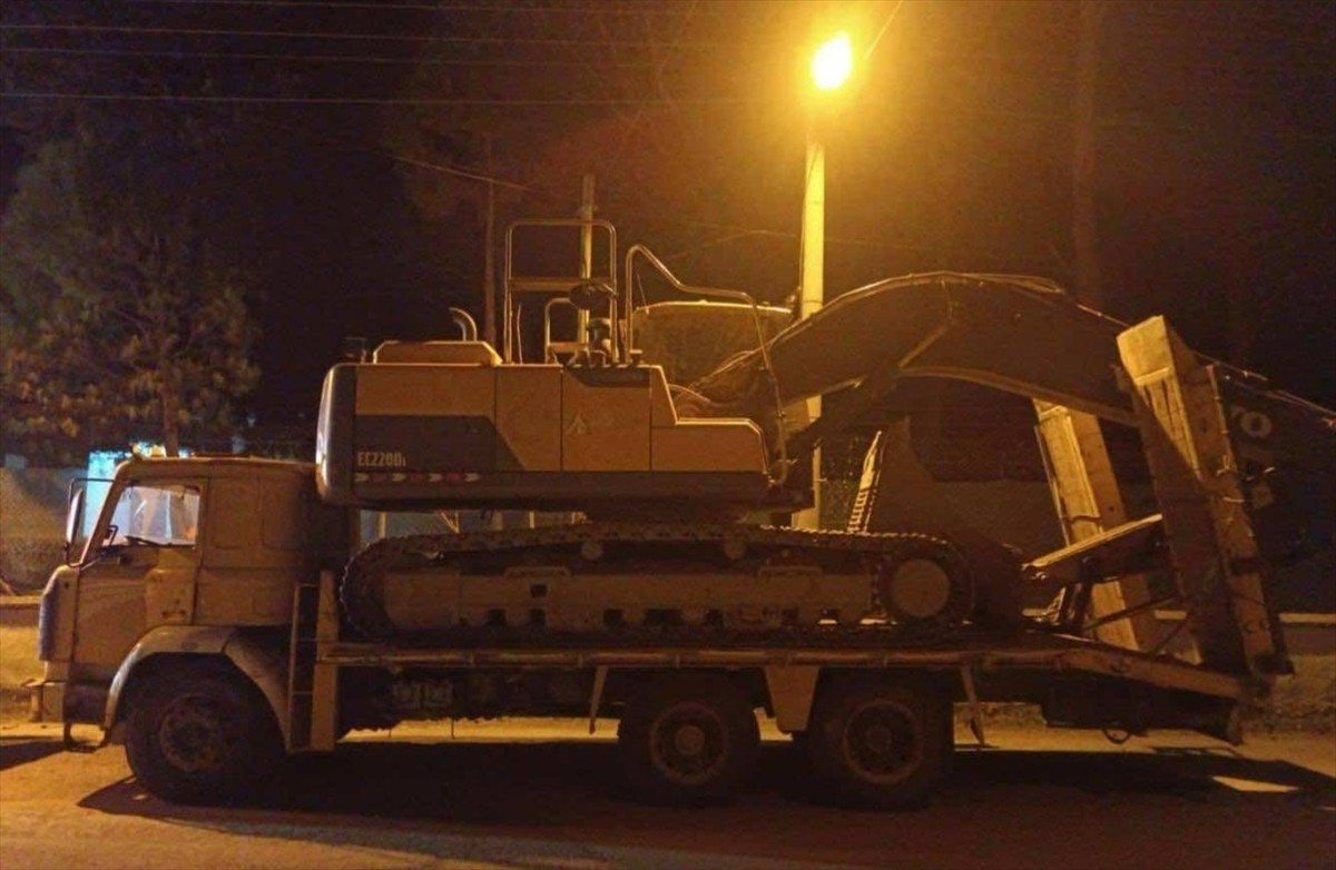 Uşak'ta jandarma iş makinesiyle kaçak kazı yapan 6 kişiyi yakaladı.