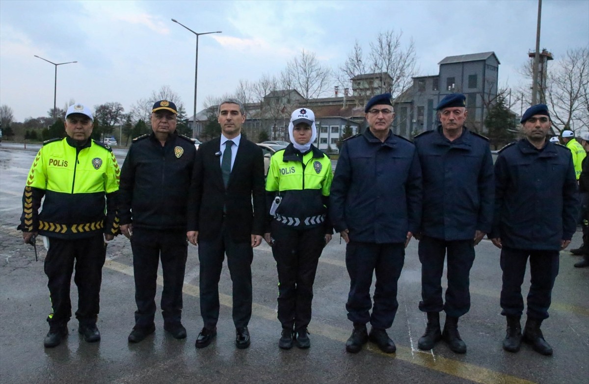 Uşak Valisi Naci Aktaş (sol 3), Ankara-Uşak kara yolundaki polis denetim noktasını ziyaret ederek...
