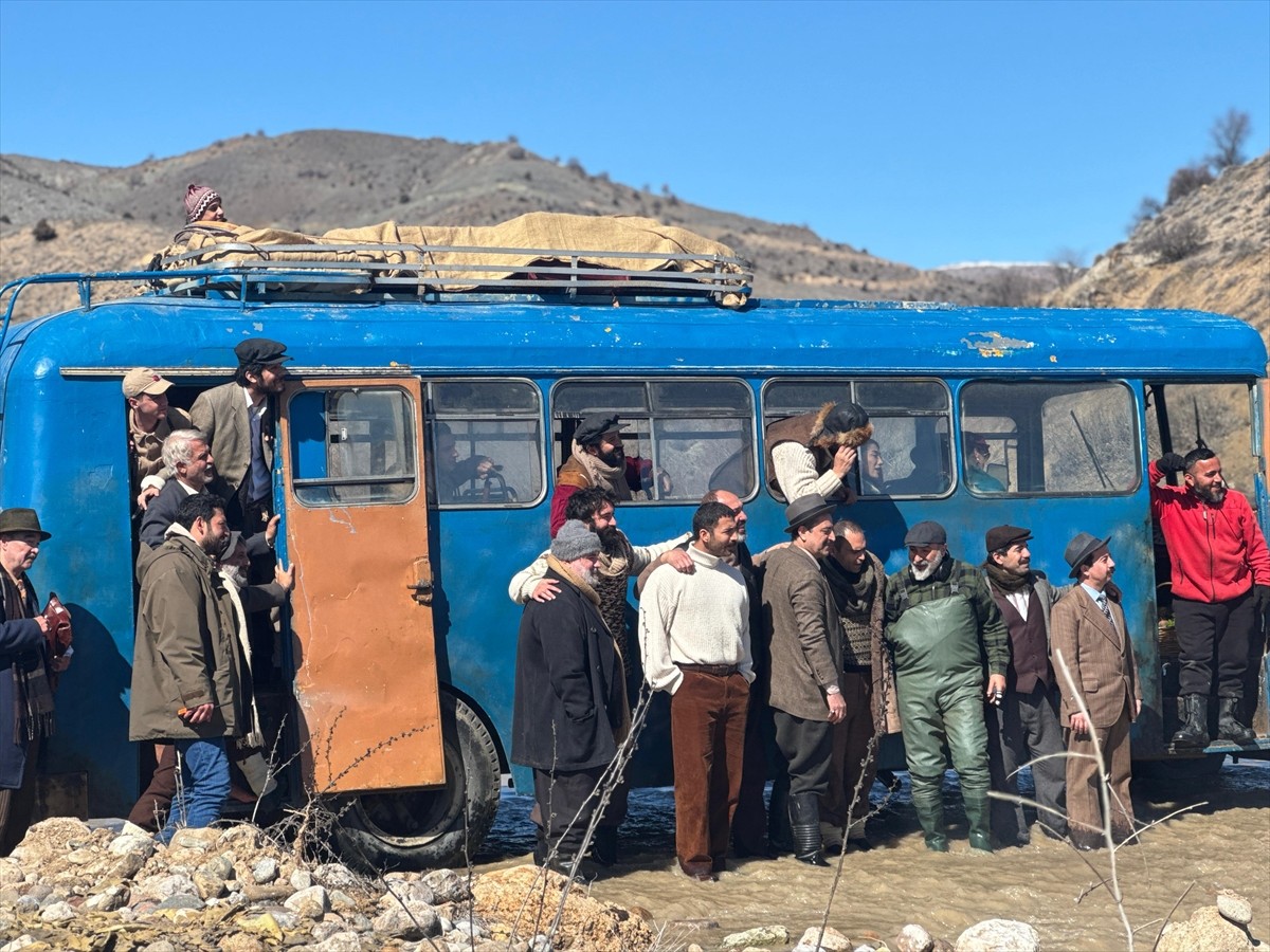 Usta hikayeci Mustafa Kutlu'nun kaleme aldığı önemli eseri "Mavi Kuş", aynı adla sinemaya...