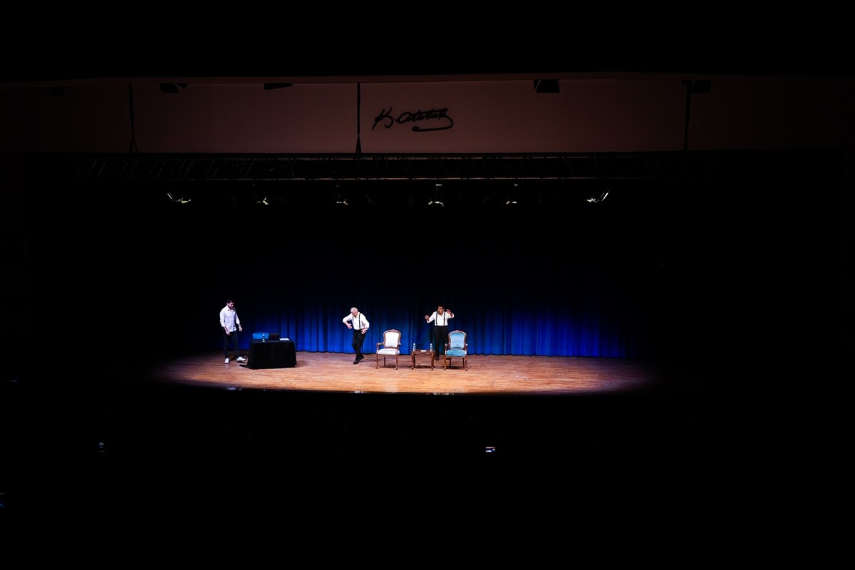 Usta tiyatro ve sinema sanatçıları Cihat Tamer ve Zihni Göktay, mesleklerinin 60'ıncı yılında ilk...