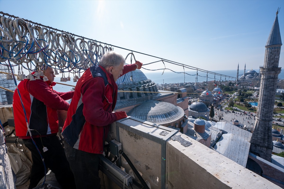 Vakıflar Genel Müdürlüğü ekipleri, ramazanın ilk gününde Ayasofya-i Kebir Cami-i Şerifi'ne asılan...