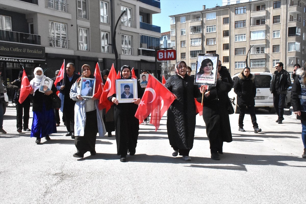 Van'da çocukları terör örgütü PKK tarafından dağa kaçırılan aileler, DEM Parti İl Başkanlığı...