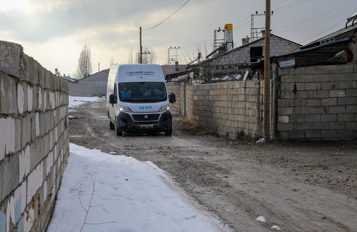 Van'da görevlendirme yapılan Büyükşehir Belediyesi bünyesindeki aşevinde 10 bin ihtiyaç sahibine...