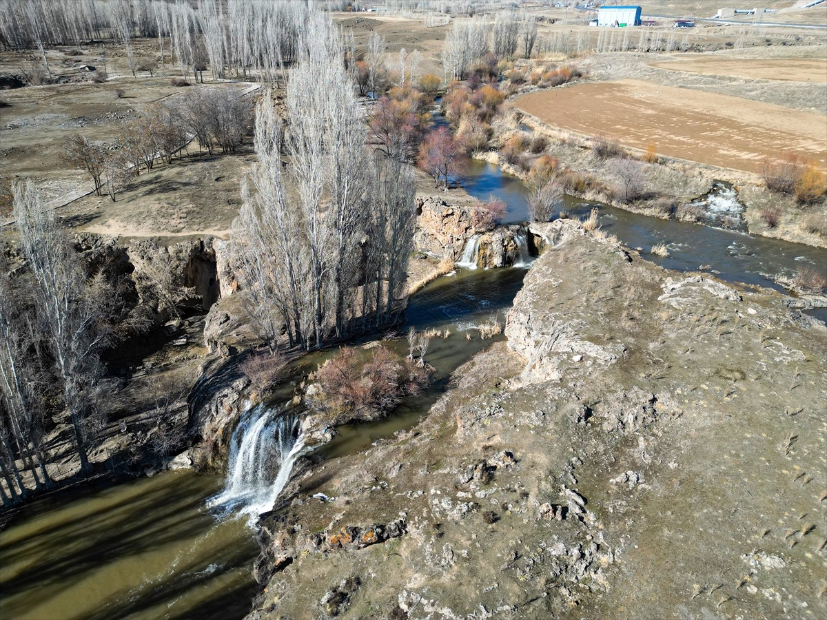  Van'da karların erimeye başlamasıyla debisi yükselen Muradiye Şelalesi daha coşkulu akıyor.