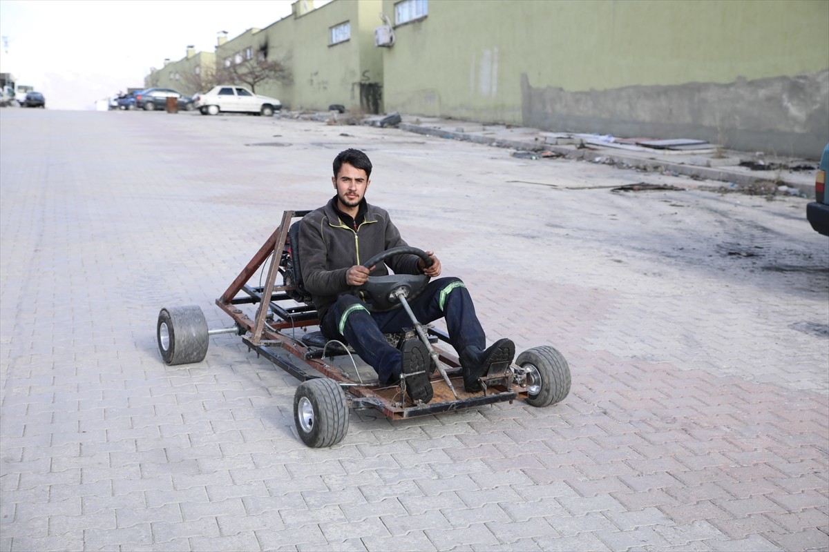 Van'ın Erciş ilçesinde oto sanayide çalışan genç, hurda malzemeden go-kart aracı tasarladı. Erciş...