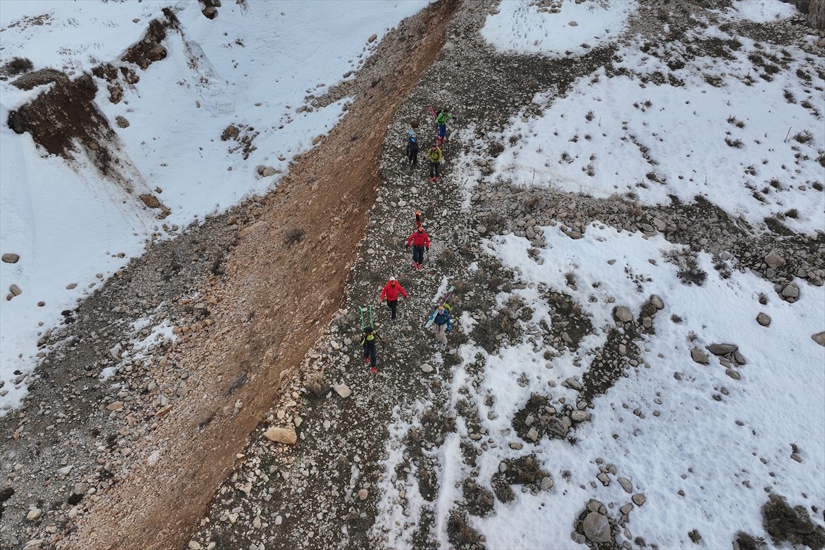 Van'ın Gevaş ilçesinde Artos Dağı'nda mahsur kalan dağcı grup, ekiplerce kurtarıldı. Alandaki 9...