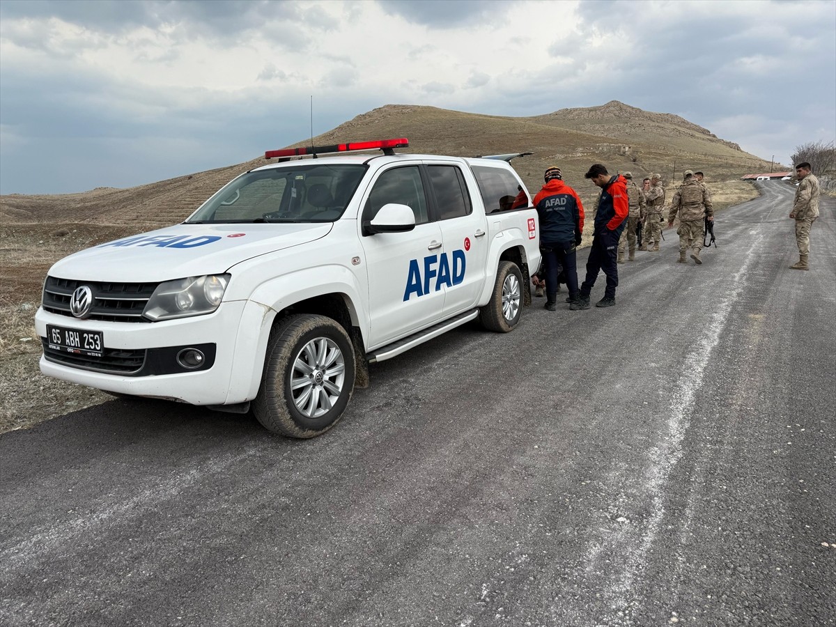 Van'ın Gevaş ilçesinde Artos Dağı'nda mahsur kalan dağcıları kurtarmak için çalışma başlatıldı....