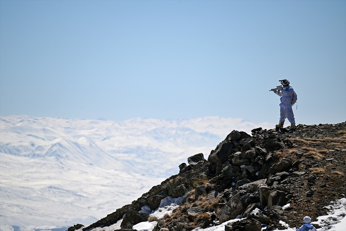 Van-Ağrı sınırındaki 3 bin 233 rakımlı üs bölgesinde huzur ve güvenliğin sağlanması için zor...