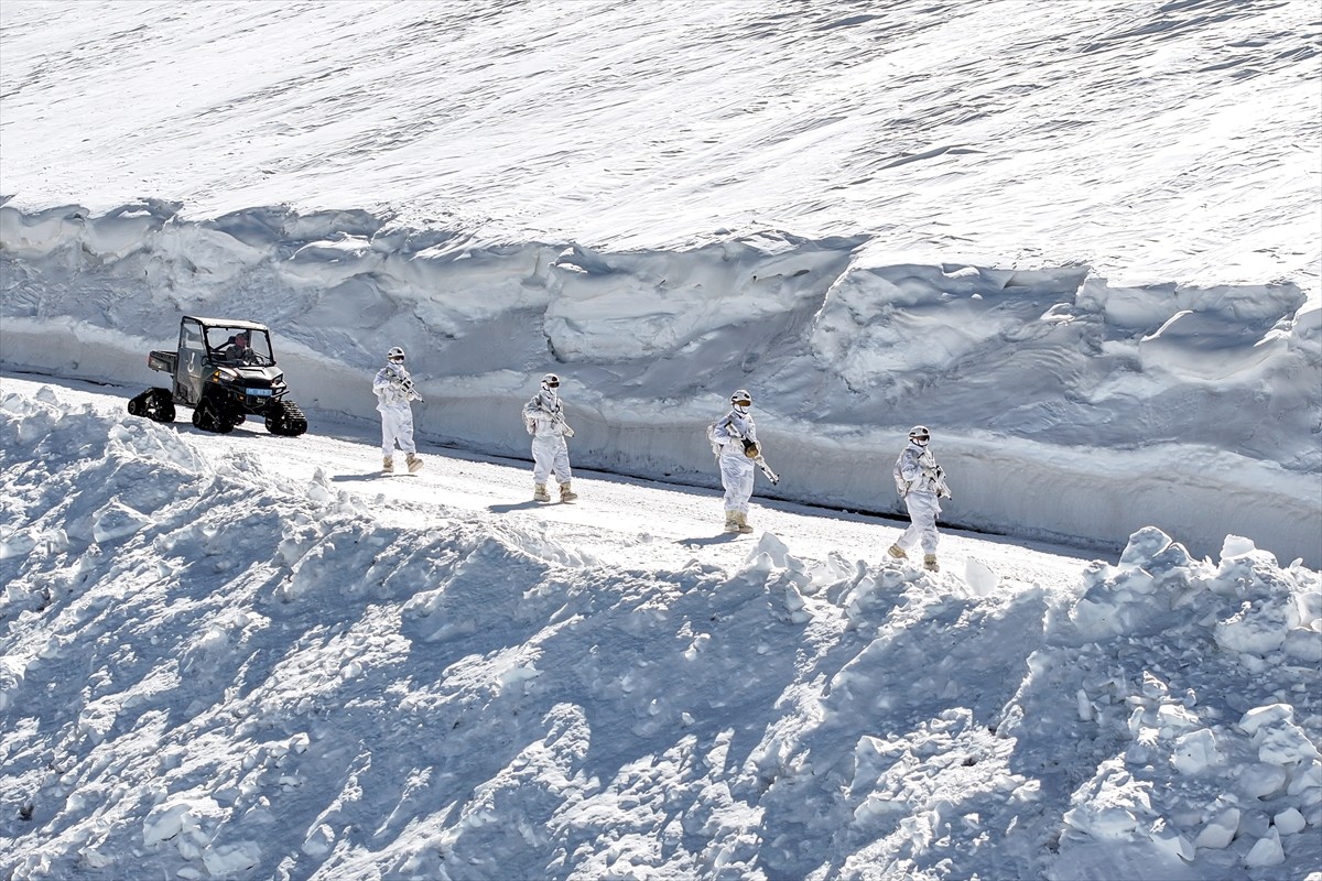 Van-Ağrı sınırındaki 3 bin 233 rakımlı üs bölgesinde huzur ve güvenliğin sağlanması için zor...