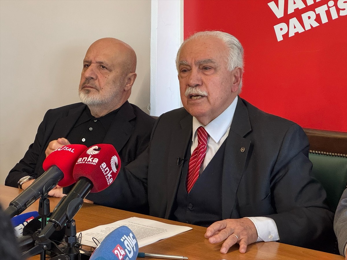 Vatan Partisi Genel Başkanı Doğu Perinçek (ortada), partisinin İstanbul İl Başkanlığında...