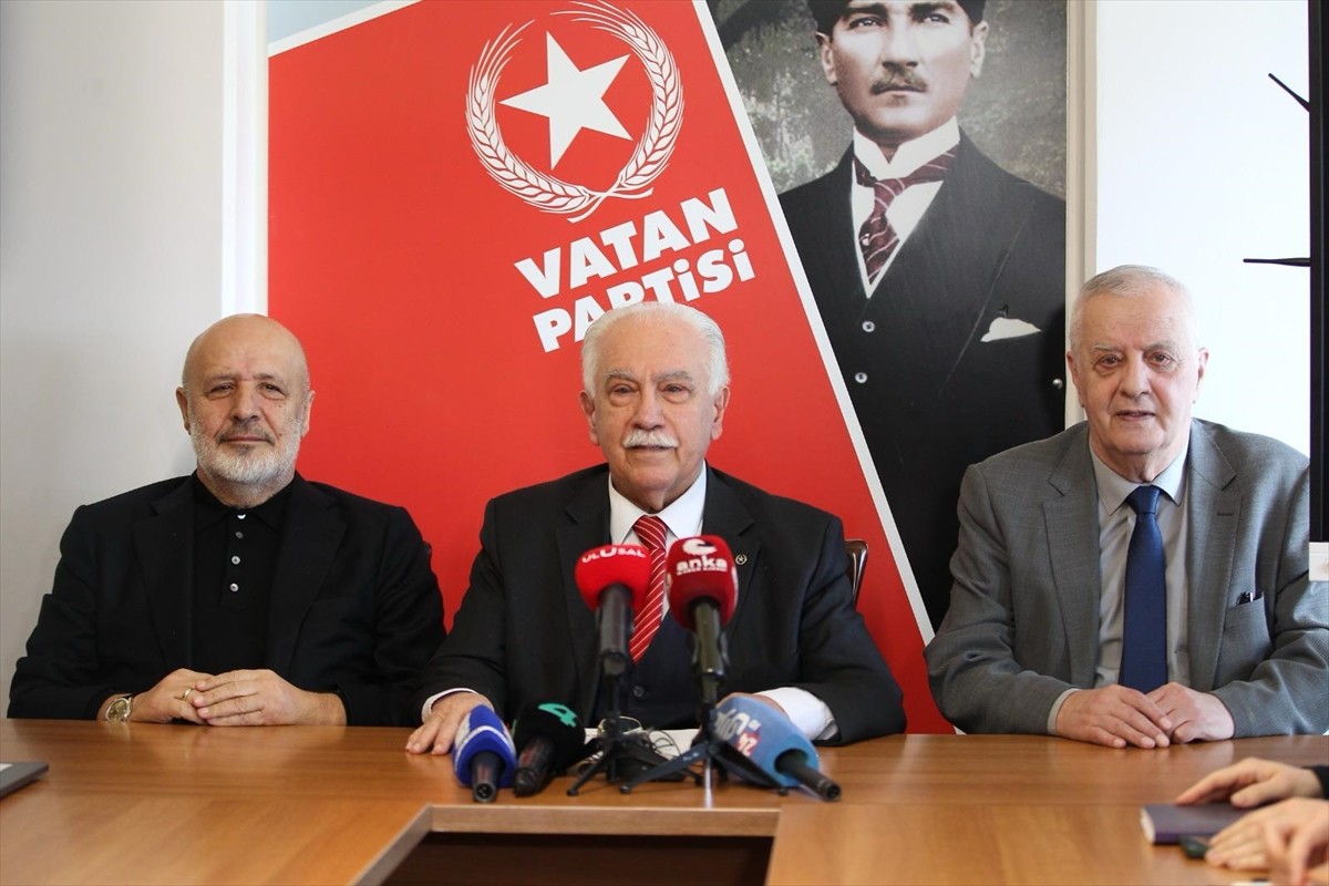 Vatan Partisi Genel Başkanı Doğu Perinçek (ortada), partisinin İstanbul İl Başkanlığında...