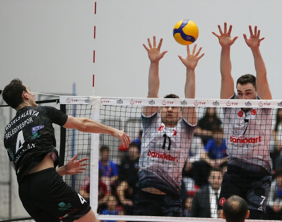 Voleybol SMS Grup Efeler Ligi'nin 25. haftasında On Hotels Alanya Belediyespor ile Ziraat...