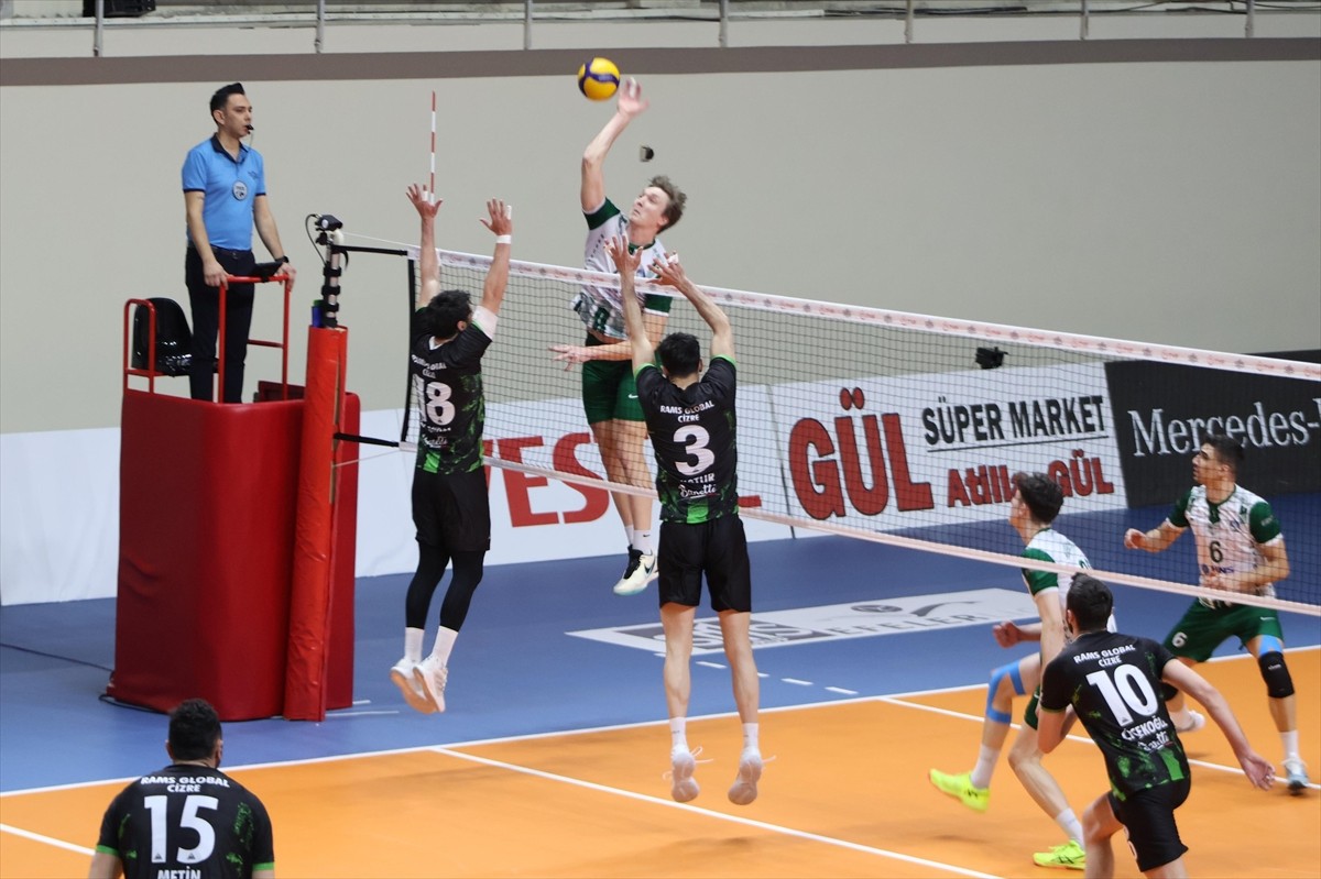 Voleybolda SMS Grup Efeler Ligi 25. hafta mücadelesinde Kuşgöz İzmir Vinç Akkuş Belediyespor...