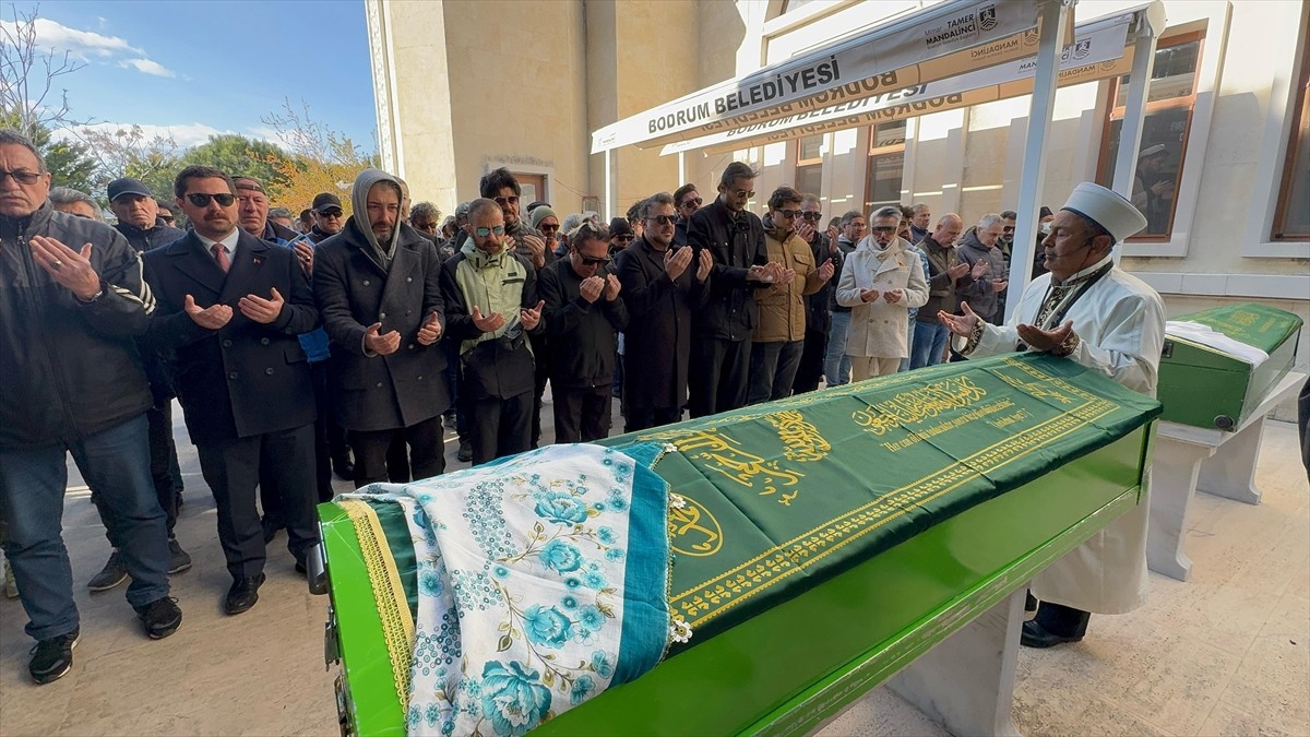 Yakalandığı kanser hastalığı nedeniyle İstanbul'da yaşamını yitiren sanatçı Çağrı Tanyeli Sünneli...