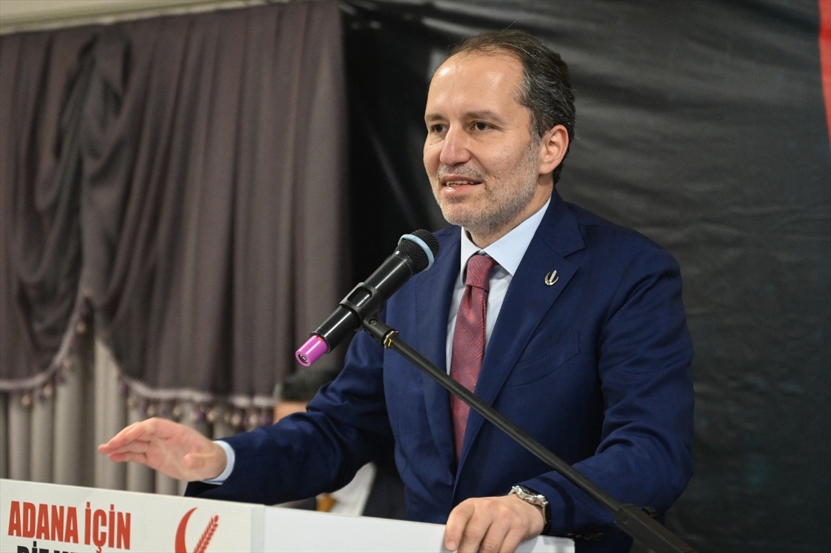 Yeniden Refah Partisi Genel Başkanı Fatih Erbakan (sol 2), partisinin Adana İl Başkanlığınca...