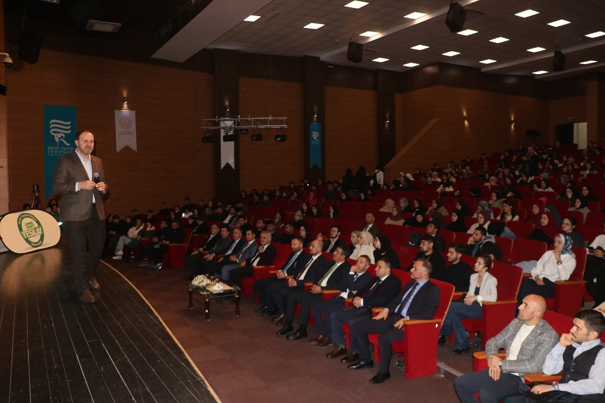 Yeşilay Genel Başkanı Mehmet Dinç, Recep Tayyip Erdoğan Üniversitesi Konferans Salonu'nda...