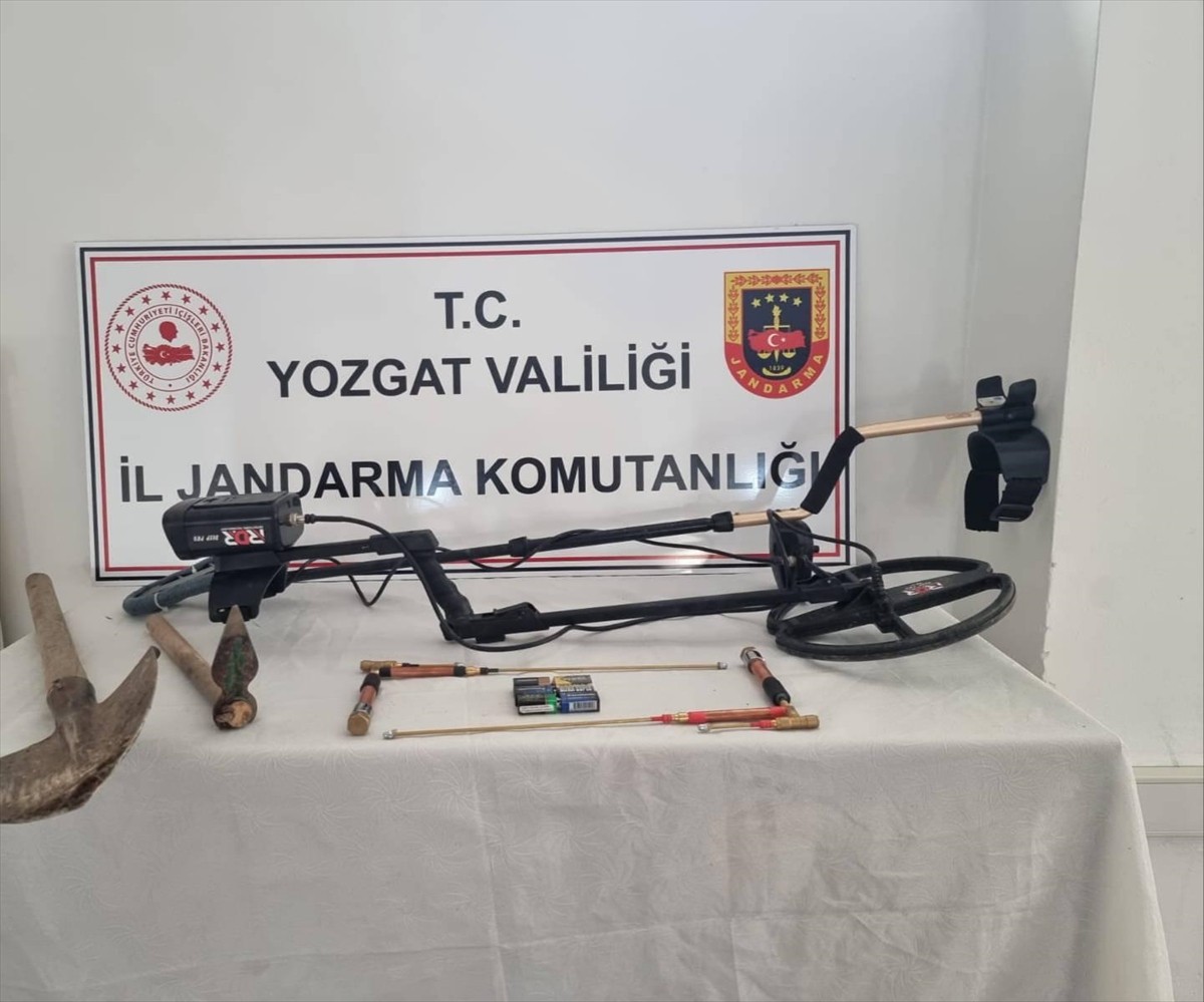 Yozgat'ın Saraykent ilçesinde 3 şüpheli izinsiz kazı yaparken yakalandı. Kazı alanında, 2 metal...