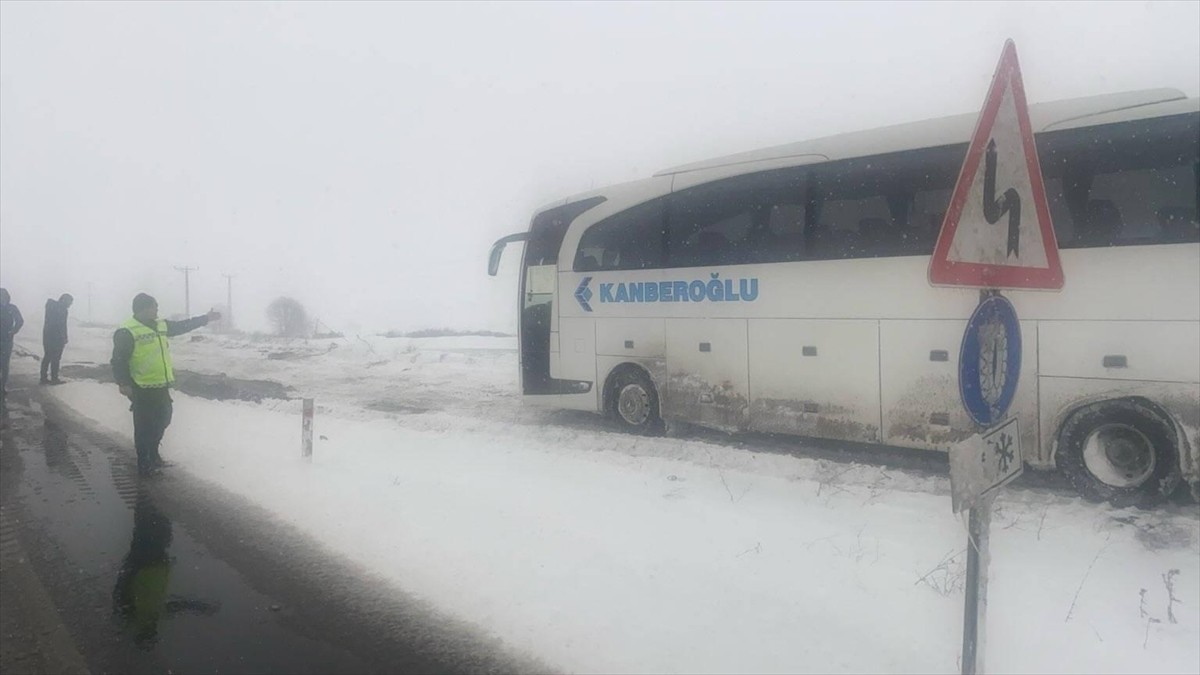 Yozgat'ta kara saplanan yolcu otobüsünde mahsur kalan 22 yolcu, ekiplerin yardımıyla...