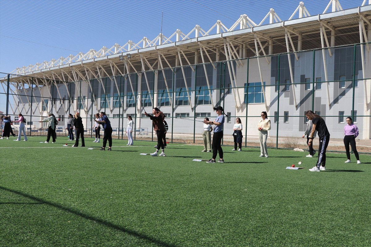 Yozgat’ın Sorgun ilçesinde 30 kadın, proje kapsamında katıldıkları kursta golf sporunu...