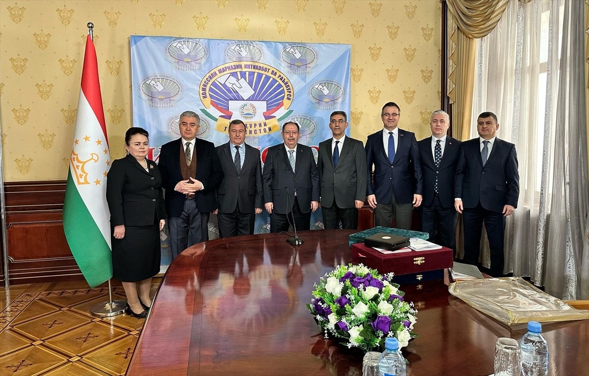 Yüksek Seçim Kurulu (YSK) Başkanı Ahmet Yener (sağ 2) ve beraberindeki kurul üyeleri...