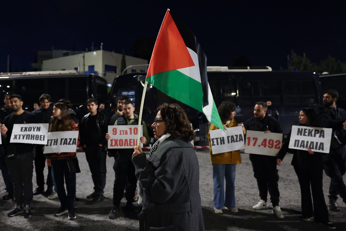 Yunanistan'ın başkenti Atina'da, İsrail Büyükelçiliği önünde Filistin halkına destek gösterisi...
