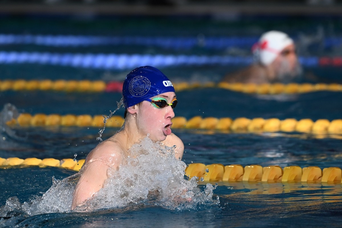 Yüzmede Uluslararası 6. Edirne Kupası yarışları başladı. Edirne Olimpik Yüzme Havuzu'ndaki...