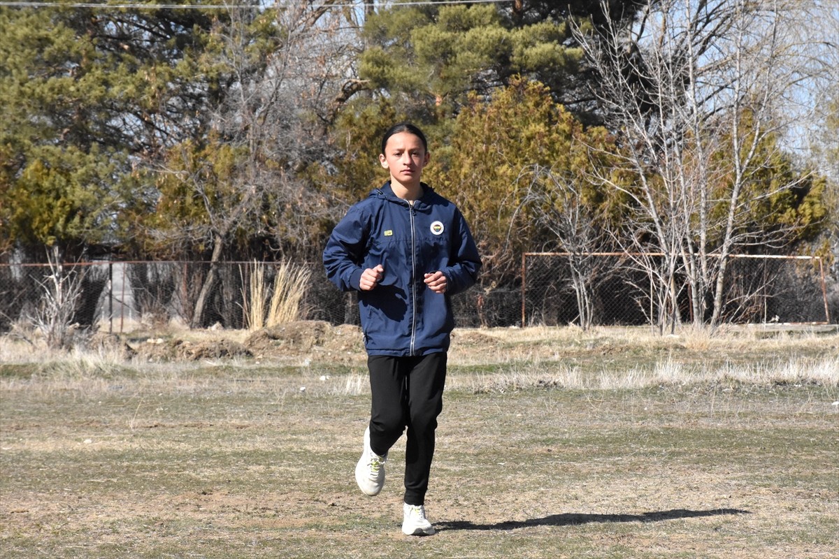 15 yaşındaki milli atlet Ayten Yobaş, Sırbistan'da yapılacak Dünya Liseler Şampiyonası'nda altın...