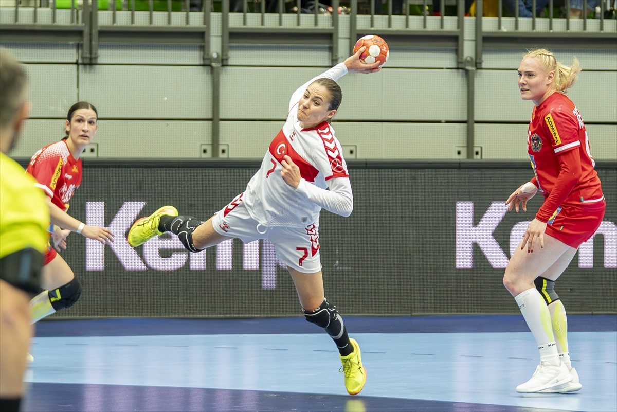 A Milli Kadın Hentbol Takımı, 2025 Dünya Şampiyonası Avrupa Elemeleri play-off 2. tur ilk maçında...