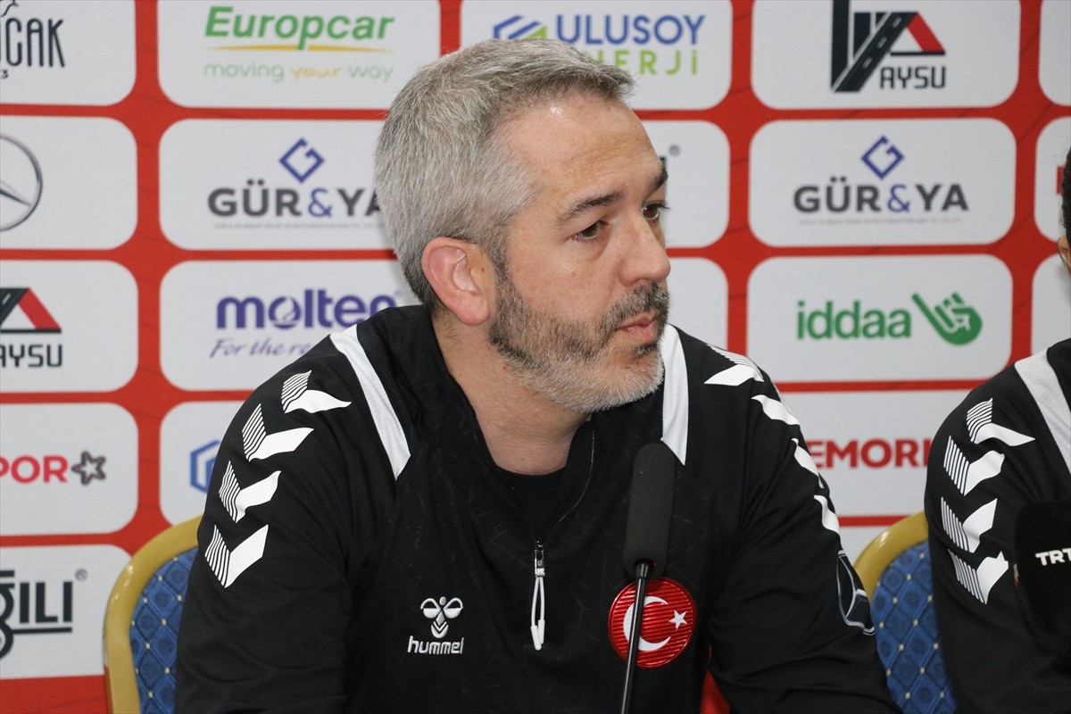 A Milli Kadın Hentbol Takımı Başantrenörü David Ginesta Montes (ortada) ile takım kaptanları Aslı...