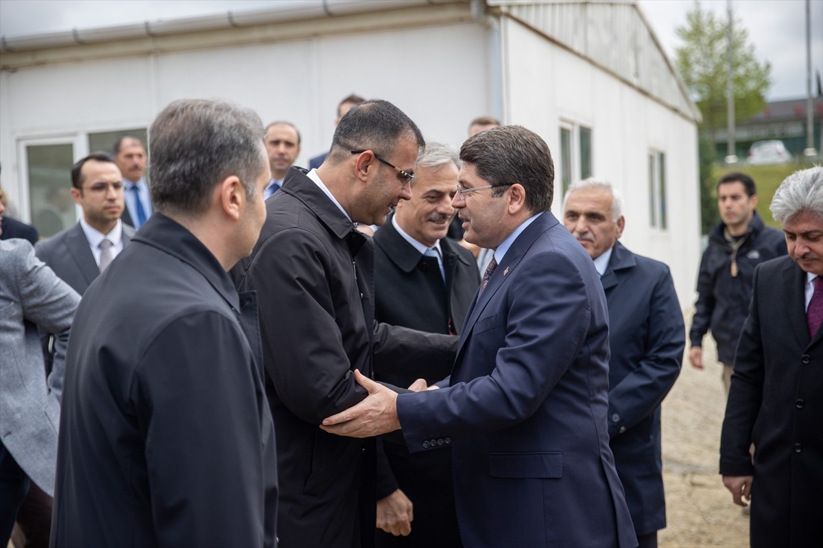 Adalet Bakanı Yılmaz Tunç, Adapazarı ilçesi Camili Mahallesi'nde yapımı devam eden Sakarya...