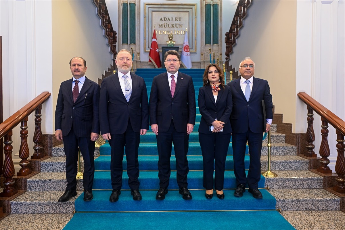 Adalet Bakanı Yılmaz Tunç (ortada), DEM Parti Grup Başkanvekilleri Gülistan Kılıç Koçyiğit (sol 2)...