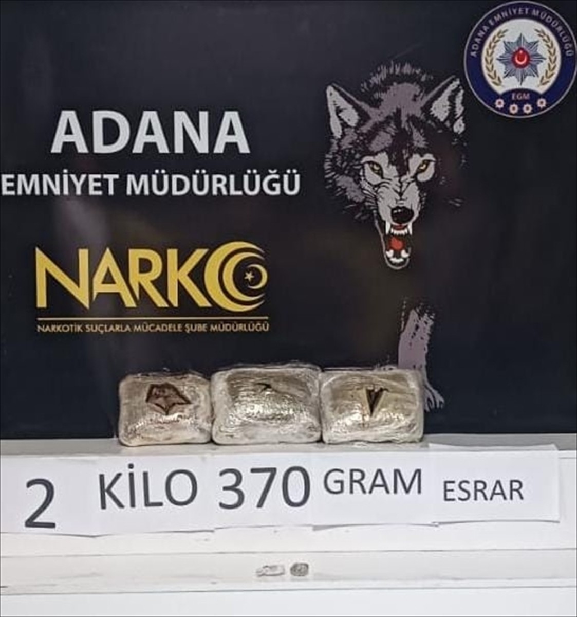 Adana'da 2 kilo 370 gram esrar ele geçirilen otomobildeki 2 şüpheli tutuklandı.