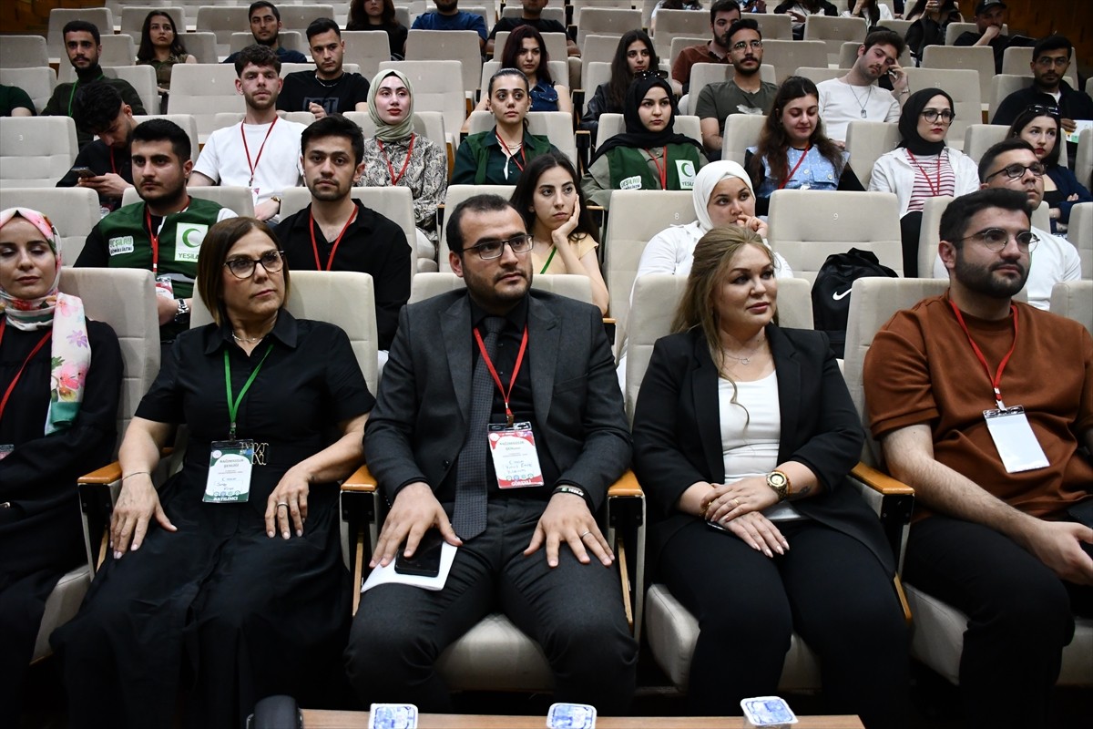 Adana'da bağımlılığa karşı gençlerin farkındalığının artırılması amacıyla Çukurova Üniversitesinde...