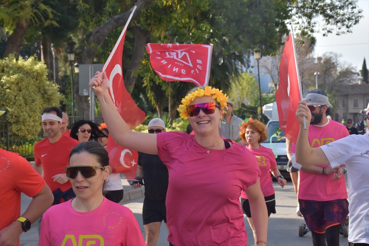 Adana'da düzenlenen 13. Uluslararası Portakal Çiçeği Karnavalı kapsamında halk ve çocuk koşusu...
