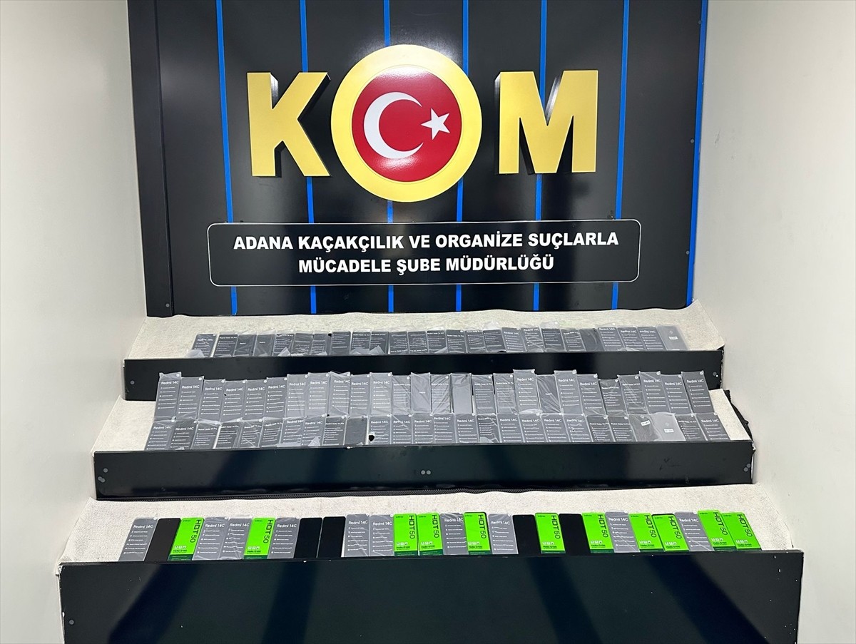 Adana'da kaçak 1 ton tütün ve 200 cep telefonu ele geçirilen operasyonda 4 şüpheli gözaltına...