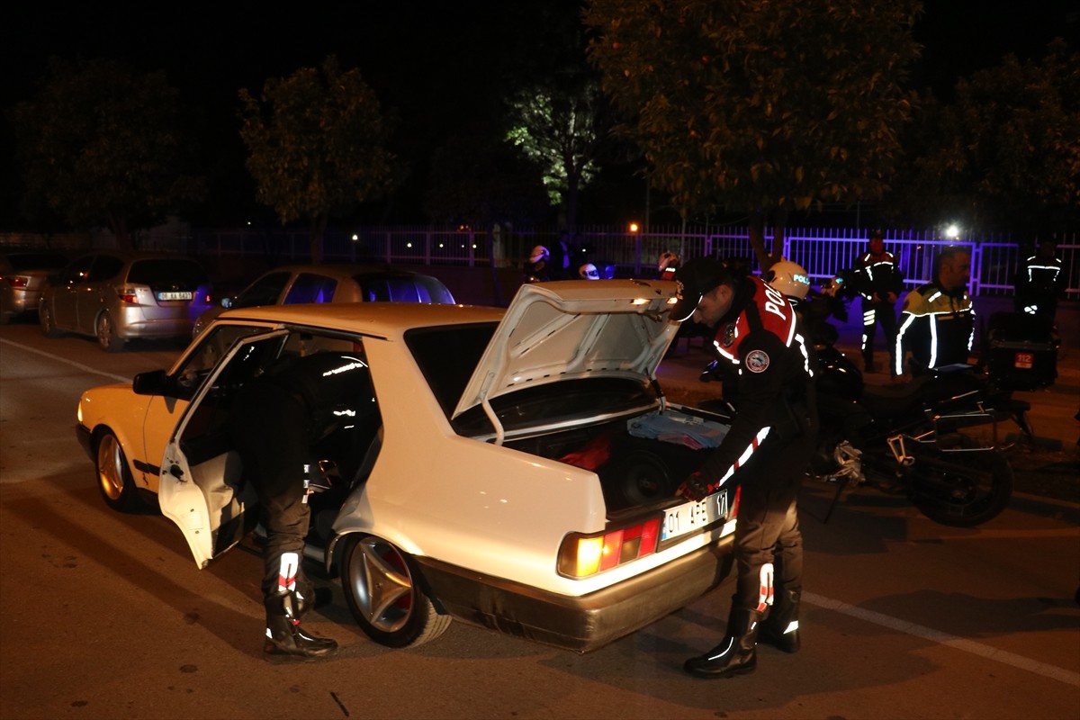 Adana'da polis ekiplerince helikopter destekli "huzur ve güven" uygulaması yapıldı. Ekipler...